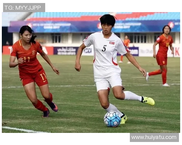 越南U19女足迎战泰国队争夺亚洲青年女足锦标赛荣誉